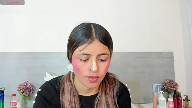 sunnyWhitee online show from April 17, 2026, 7:28 pm