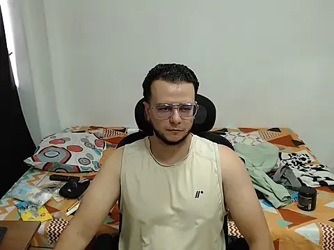 cloudsxxx online show from April 1, 2026, 4:04 pm