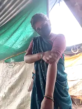 Snapshot of Falguni_Desai chatting on December 20, 2025, 2:29 am Falguni Desai online show from December 20, 2025, 2:29 am