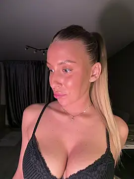 Elizebeth Parker online show from June 3, 2026, 10:15 pm