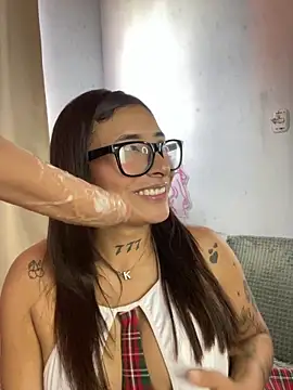 Snapshot of AnnieCouperr chatting on November 28, 2025, 3:47 pm AnnieCouperr online show from November 28, 2025, 3:47 pm