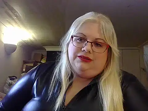Kinkyhousewife83 online show from September 27, 2025, 4:23 pm