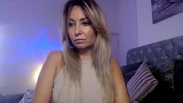 Snapshot of AngeleyesUK chatting on September 9, 2025, 11:04 pm AngeleyesUK online show from September 9, 2025, 11:04 pm