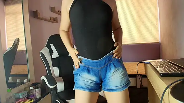 Snapshot of luna_desiree chatting on October 13, 2025, 1:44 pm luna desiree online show from October 13, 2025, 1:44 pm