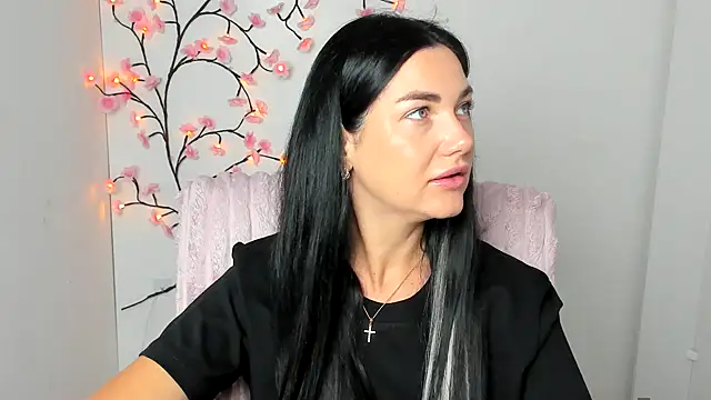 Snapshot of Lune_Moon chatting on July 6, 2026, 5:26 am Lune Moon online show from July 6, 2026, 5:26 am