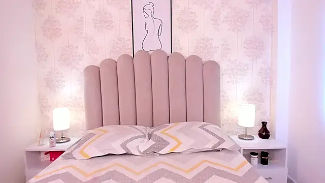 ShaynaHosk online show from November 14, 2025, 8:40 pm