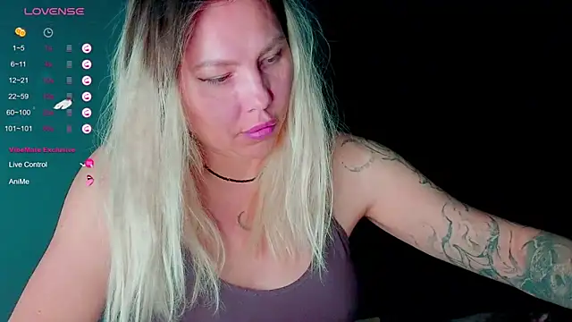 frankiefoxie  online show from October 16, 2025, 4:19 pm