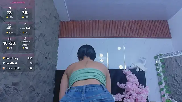 cutepetitee online show from May 29, 2026, 7:56 pm