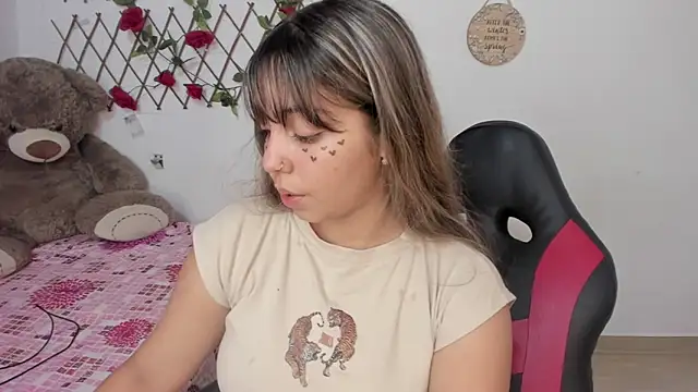 Snapshot of emma_grays2 chatting on November 20, 2025, 5:40 am emma grays2 online show from November 20, 2025, 5:40 am