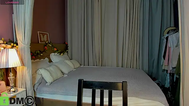 Agnes Wells online show from November 2, 2025, 9:22 am