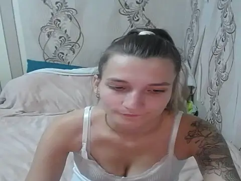 Snapshot of AlissaClark chatting on October 10, 2025, 7:13 pm AlissaClark online show from October 10, 2025, 7:13 pm