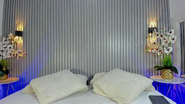 SOPHICOLLINS online show from September 19, 2025, 7:03 pm