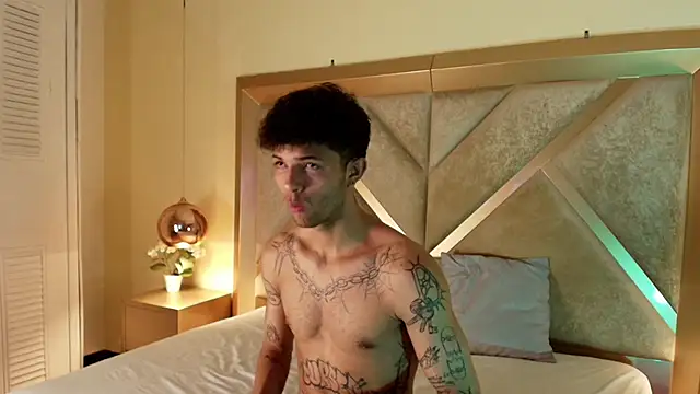 Snapshot of Enzo_Hunter chatting on October 10, 2025, 4:33 am Enzo Hunter online show from October 10, 2025, 4:33 am