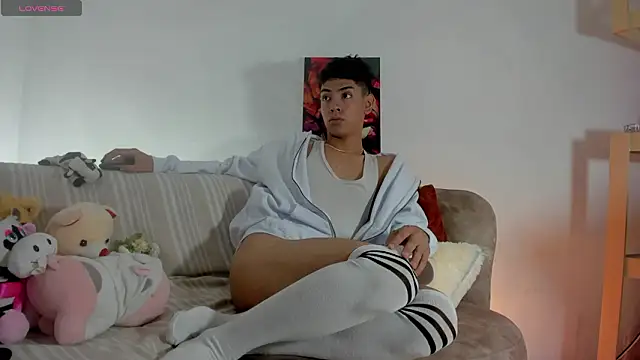 LoganTwink18 online show from March 4, 2026, 12:33 pm