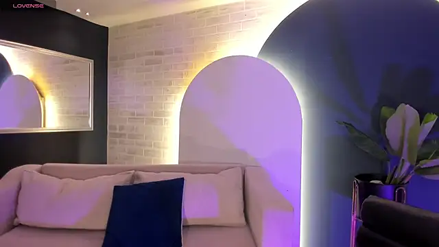 MilaLawrence online show from April 17, 2026, 12:19 pm