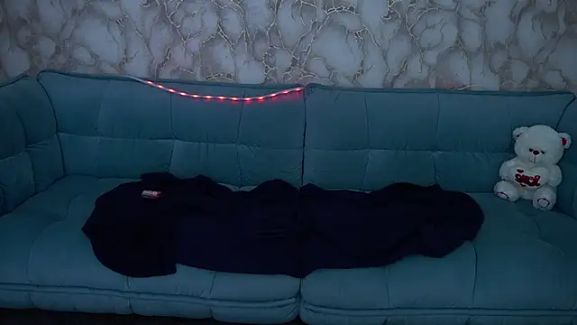 LiviaShy online show from April 21, 2026, 2:51 am