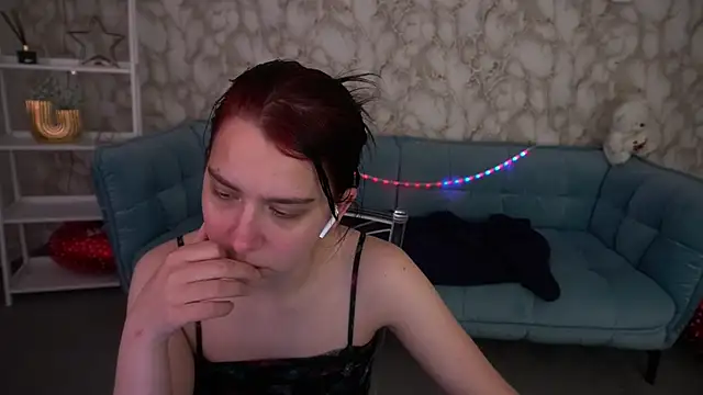 LiviaShy online show from April 21, 2026, 7:28 pm