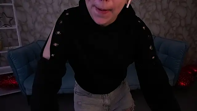 LiviaShy online show from April 26, 2026, 7:22 pm