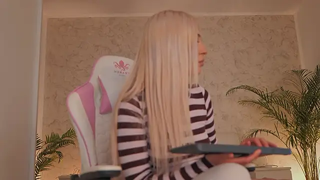 Snapshot of daisyblushh chatting on March 10, 2026, 4:34 pm daisyblushh online show from March 10, 2026, 4:34 pm