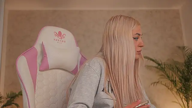 Snapshot of daisyblushh chatting on March 12, 2026, 4:35 pm daisyblushh online show from March 12, 2026, 4:35 pm