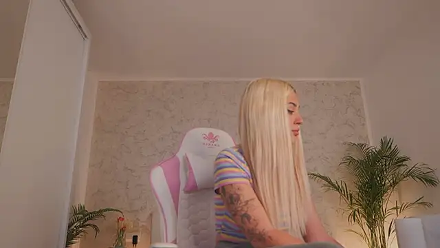 Snapshot of daisyblushh chatting on April 9, 2026, 4:01 pm daisyblushh online show from April 9, 2026, 4:01 pm