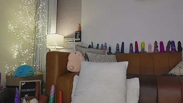 Snapshot of Taylorlove303 chatting on April 5, 2026, 10:12 am Taylorlove303 online show from April 5, 2026, 10:12 am