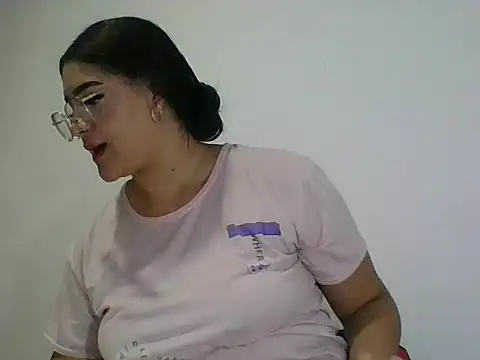 Snapshot of Marianacg_21 chatting on November 7, 2025, 1:05 am Marianacg 21 online show from November 7, 2025, 1:05 am