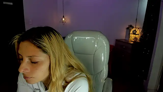 Jennaa Cooper online show from October 9, 2025, 8:07 pm