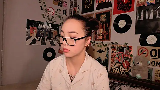 OdetteBiddy online show from November 30, 2025, 8:57 pm