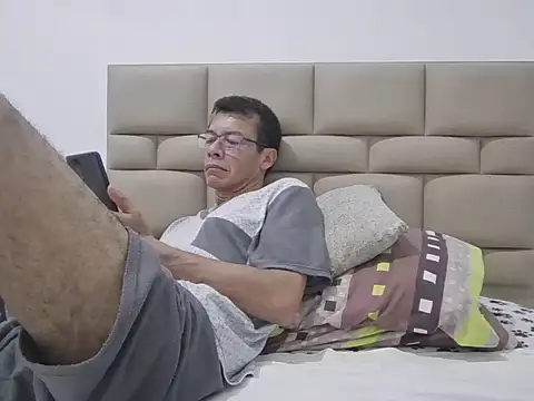 skinnylatino51 online show from April 16, 2026, 12:33 am