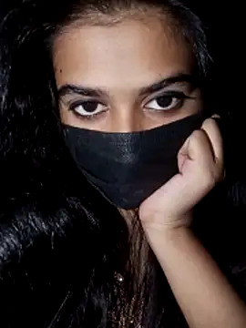 umairahaasan 1 online show from November 18, 2025, 10:31 am