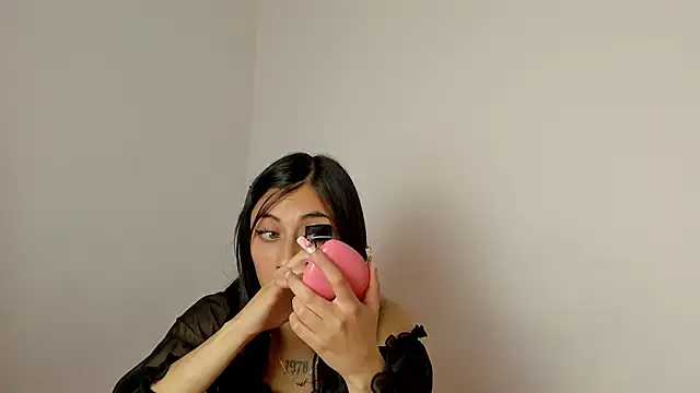 Alanaloiiss  online show from February 12, 2026, 4:18 am