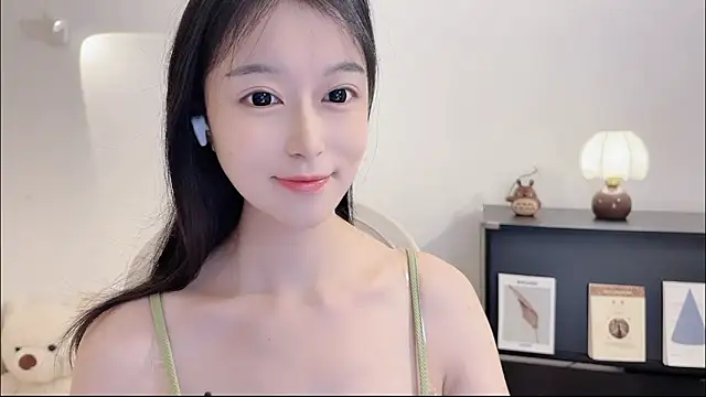 Onechestnut online show from October 26, 2025, 12:33 pm