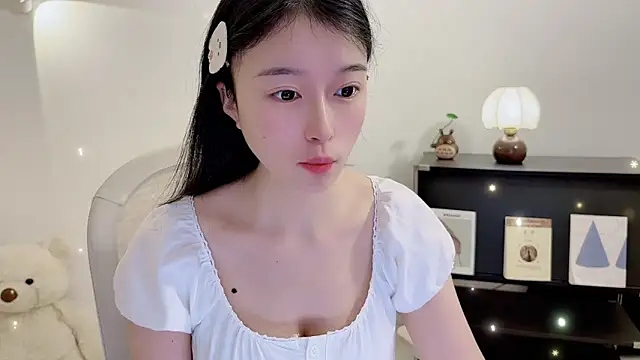 Onechestnut online show from November 26, 2025, 6:14 am