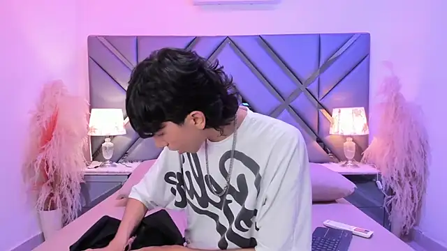 Milan LewisS online show from March 2, 2026, 12:23 pm