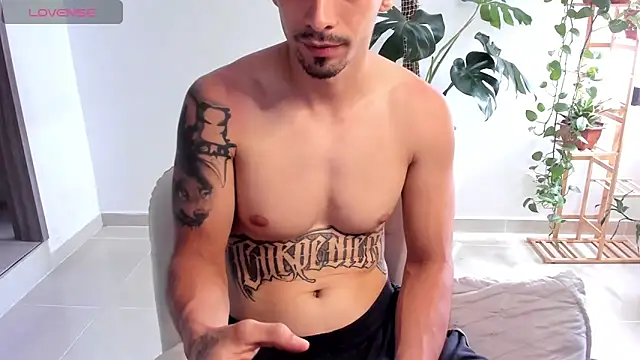 Snapshot of Mikevargas03 chatting on April 13, 2026, 2:55 pm Mikevargas03 online show from April 13, 2026, 2:55 pm