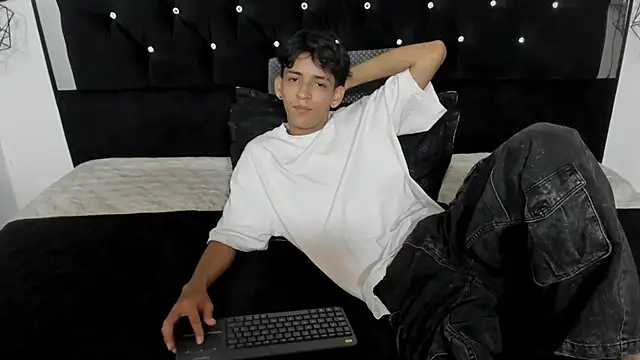 Snapshot of Sebas_cat chatting on February 2, 2026, 3:38 am Sebas cat online show from February 2, 2026, 3:38 am