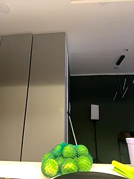 Michelle Zoe online show from November 14, 2025, 5:06 am