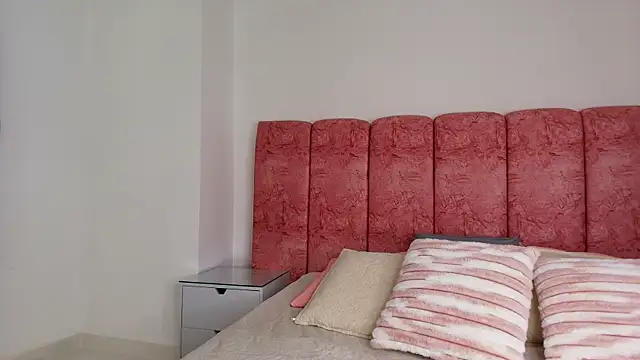 emmacurvy online show from December 17, 2025, 3:01 am