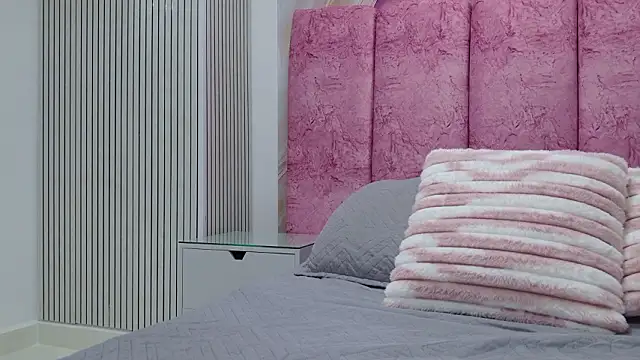 emmacurvy online show from February 19, 2026, 3:02 am