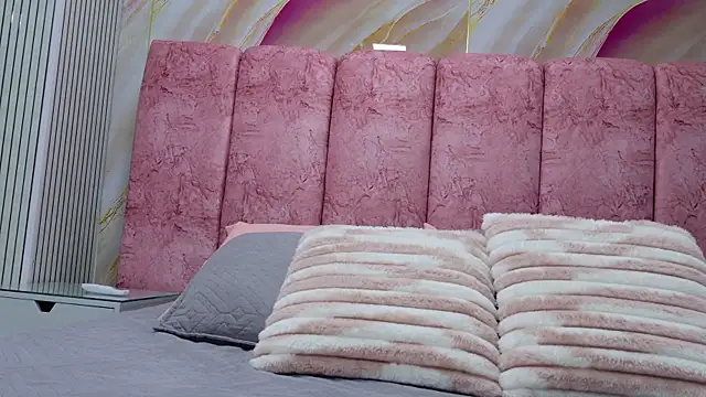 emmacurvy online show from April 9, 2026, 3:06 am