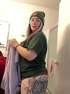 Snapshot of Alix_Valentine chatting on December 21, 2025, 10:50 pm Alix Valentine online show from December 21, 2025, 10:50 pm