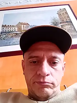 Snapshot of leon8013A chatting on November 11, 2025, 12:49 pm leon8013A online show from November 11, 2025, 12:49 pm