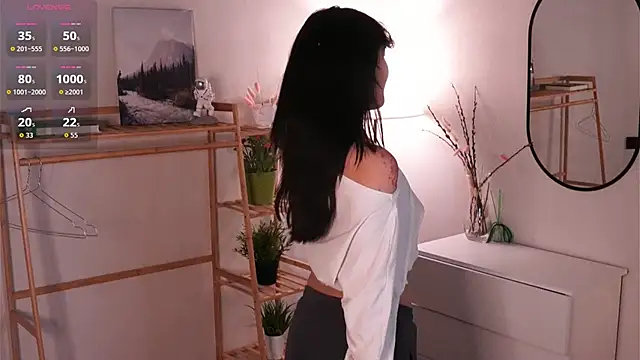 MoiraEger online show from December 20, 2025, 5:09 pm