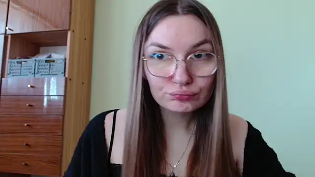 Snapshot of LooveELLYx chatting on March 27, 2026, 8:26 am LooveELLYx online show from March 27, 2026, 8:26 am