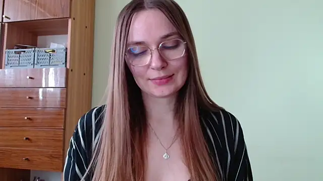 Snapshot of LooveELLYx chatting on April 13, 2026, 1:38 pm LooveELLYx online show from April 13, 2026, 1:38 pm