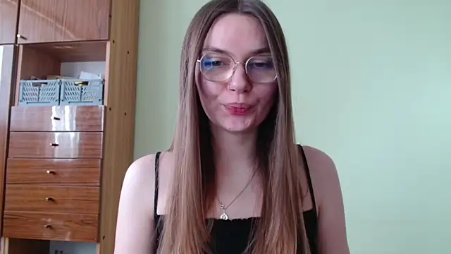 Snapshot of LooveELLYx chatting on April 16, 2026, 1:34 pm LooveELLYx online show from April 16, 2026, 1:34 pm
