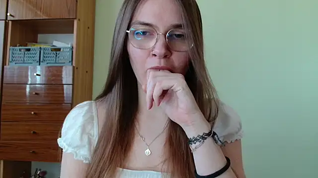 Snapshot of LooveELLYx chatting on April 23, 2026, 6:36 am LooveELLYx online show from April 23, 2026, 6:36 am