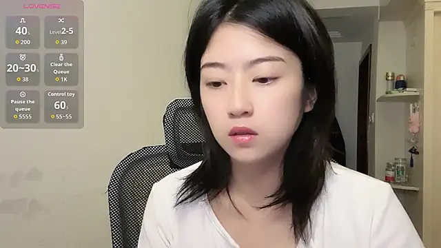 Olivia-l online show from November 17, 2025, 12:00 pm