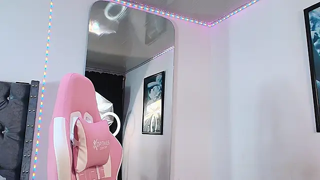 GraceWallace  online show from November 22, 2025, 11:04 pm